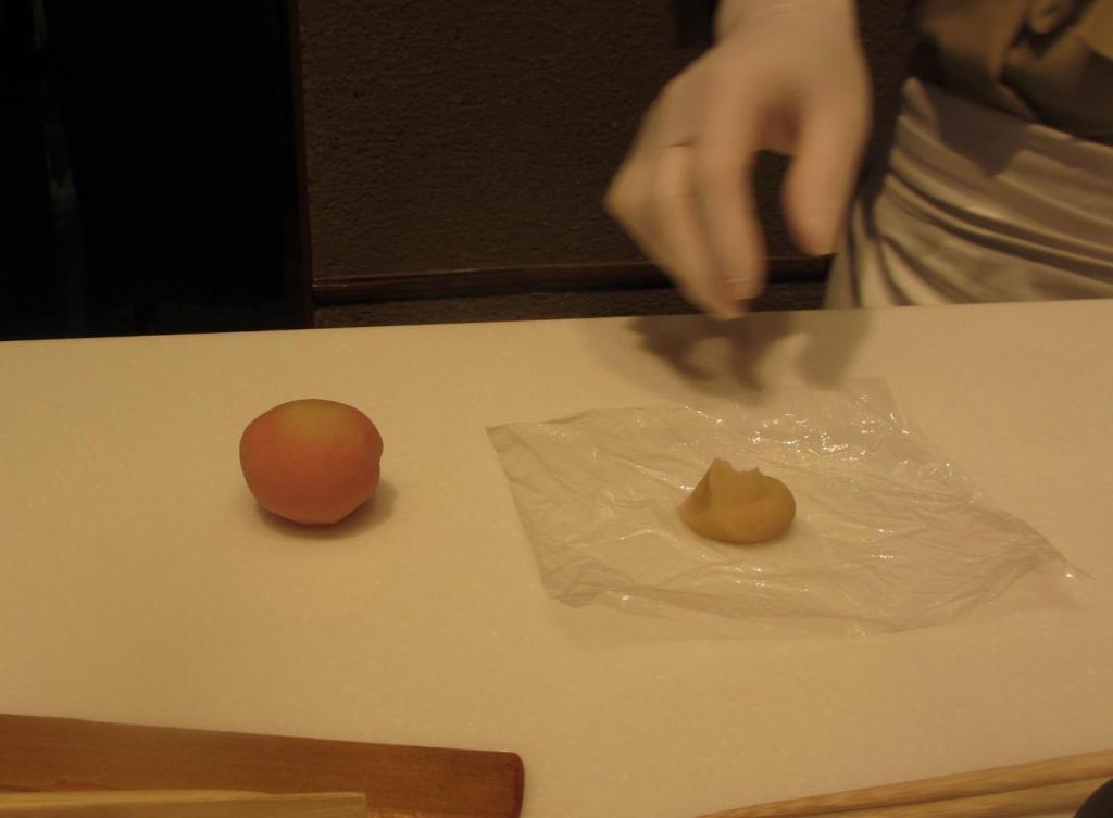  日本橋で登録無形文化財を食べる
生菓子実演が見れる、食せる