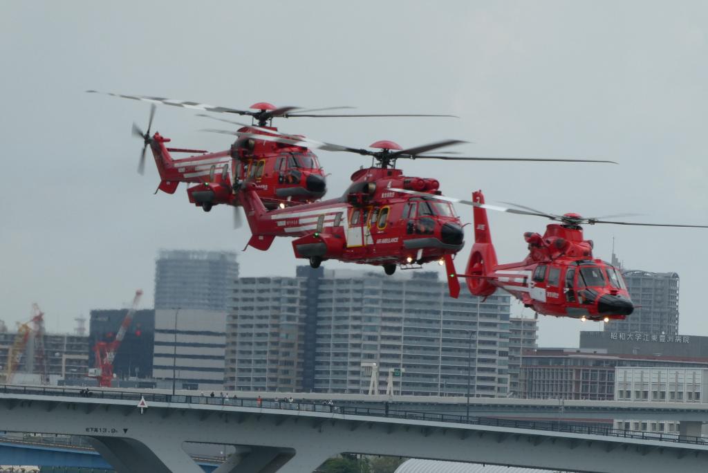 低空で飛行するヘリコプターは迫力満点 晴海で令和元年水の消防ページェント