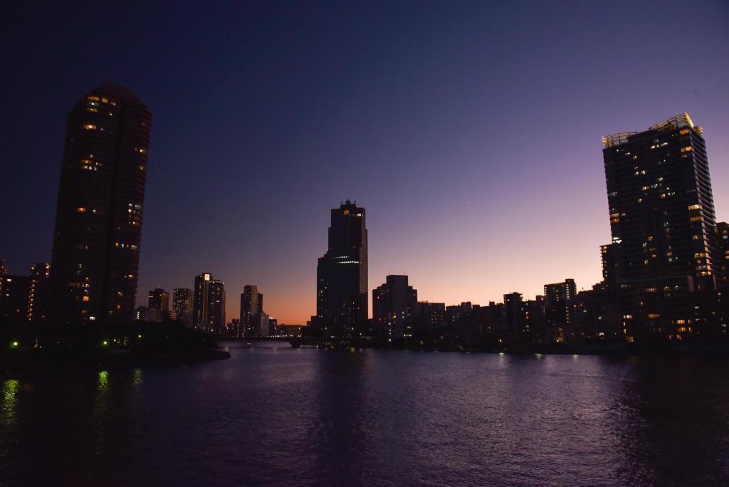 夕暮れ時の中央大橋から見える風景 中央大橋から見る水辺の風景