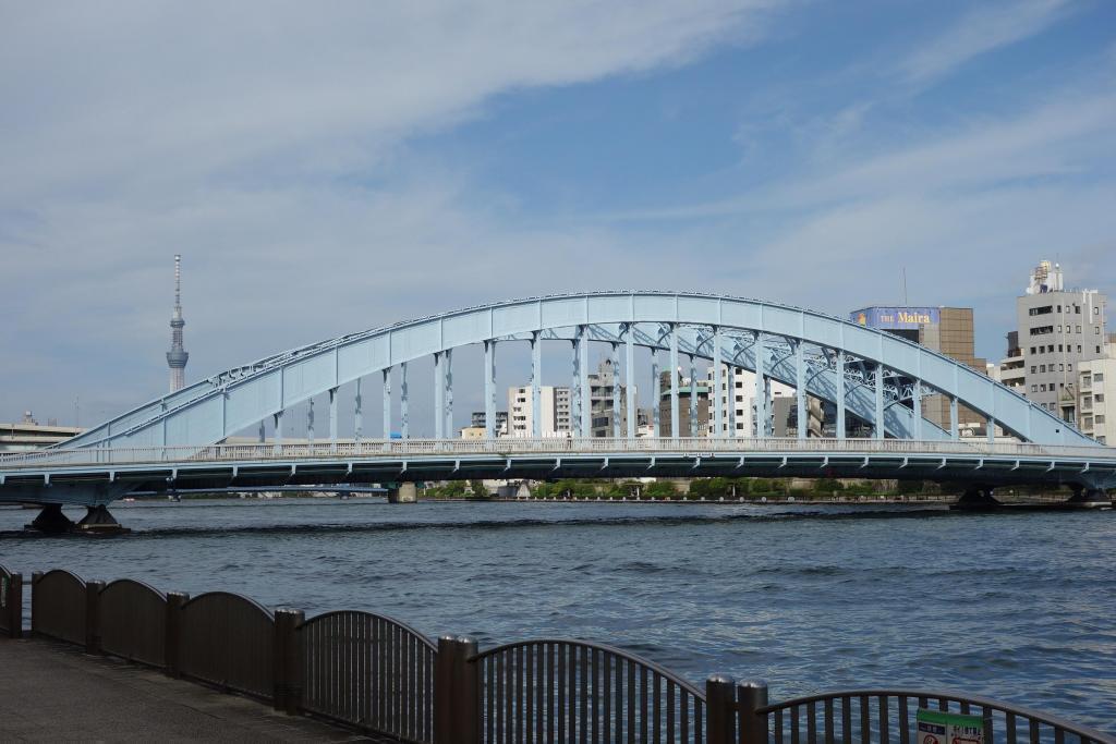 　永代橋と東京スカイツリー 　隅田川テラスからの景観 < 新川公園 >