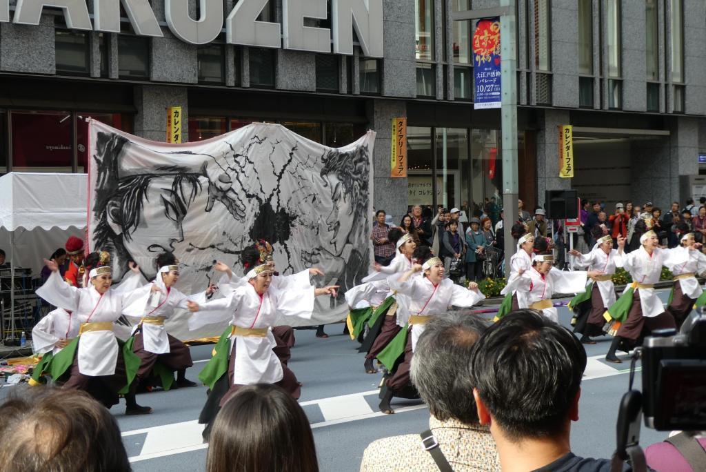  銀座ゴールデンパレードが開催されました。　
続いて29日には日本橋・京橋で大江戸活粋パレードが開催。