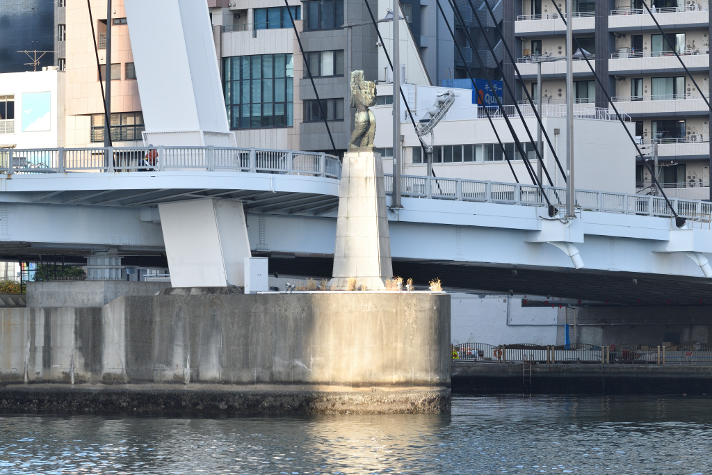 View from the east bank of the Sumida River A statue by Ossip Zadkine: 'Le Messager'