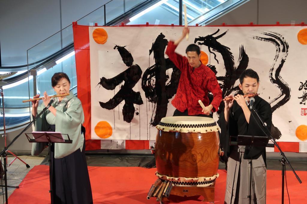 和楽器ライブ！ 観てきました！新年1月3日 京橋エドグラン
獅子舞、どじょうすくい、
書道パフォーマンス、和楽器ライブ！