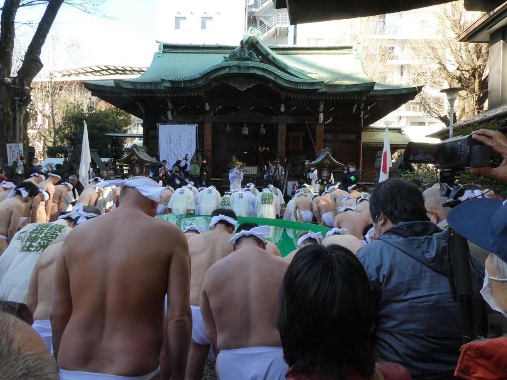  鉄砲洲稲荷神社で「寒中水浴大会（寒中禊）」が開催され、無病息災を祈願しました。
