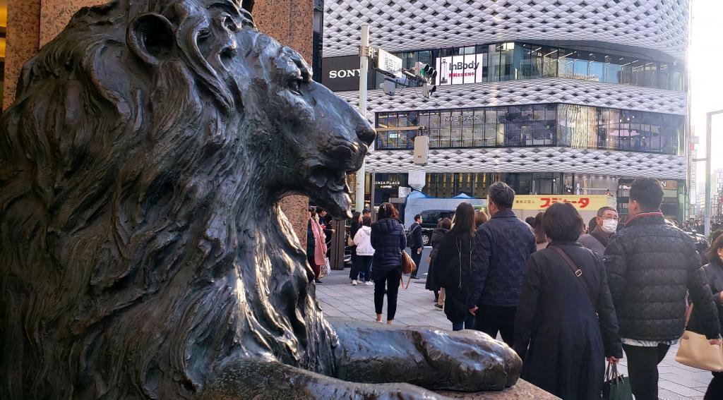  銀座四丁目交差点に「獅子」と「龍」が勢揃い。