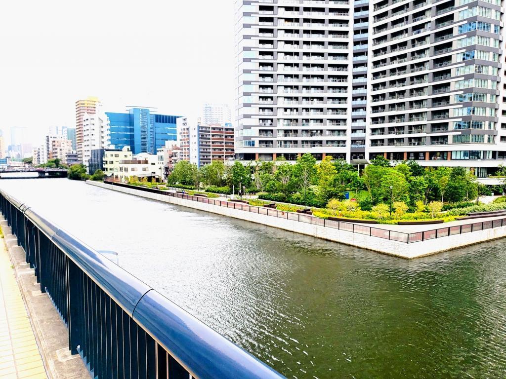  朝潮運河親水公園で運河に沿ってのんびり歩きましょう。