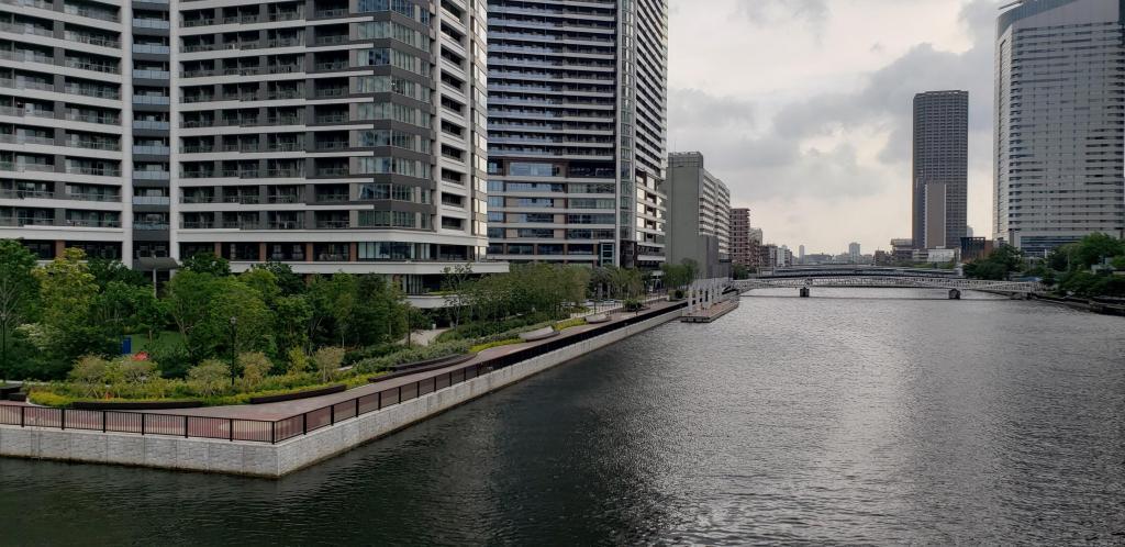  朝潮運河親水公園で運河に沿ってのんびり歩きましょう。