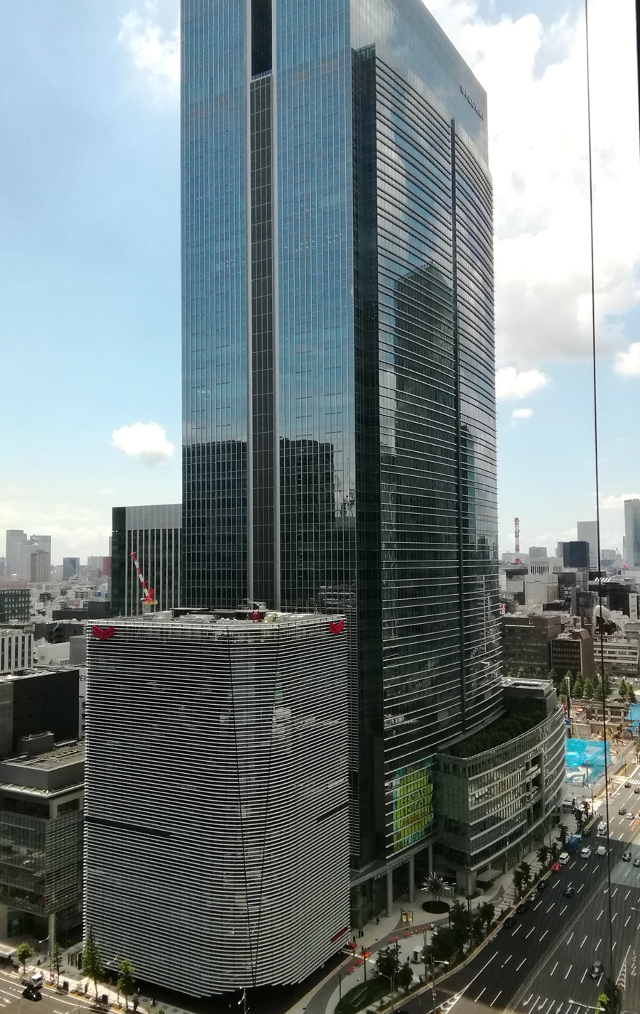 東京ミッドタウン八重洲（２０２２年９月プレオープン・２０２３年３月グランドオープン）は・・・ Looking up at high-rise building
　ー　高層ビルを見上げる　ー　②
　　～　東京ミッドタウン八重洲　～