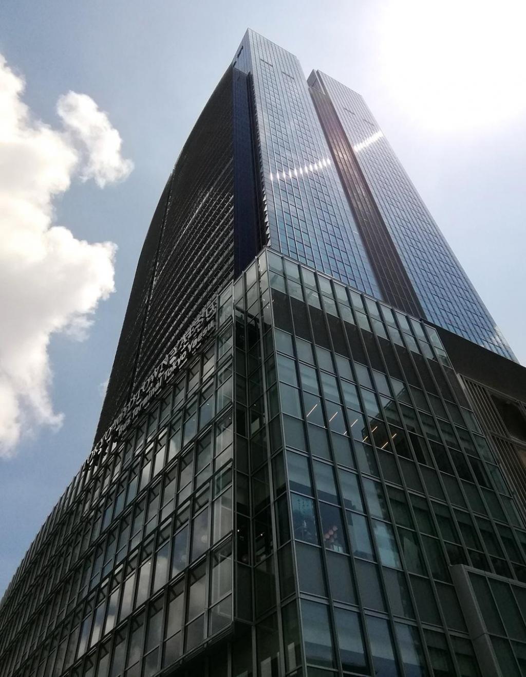  Looking up at high-rise building
　ー　高層ビルを見上げる　ー　②
　　～　東京ミッドタウン八重洲　～