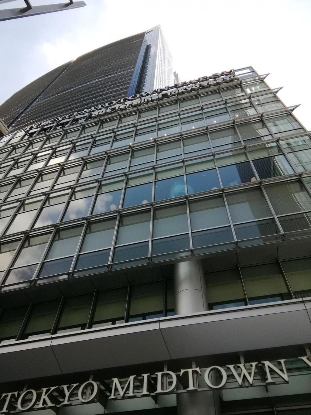  Looking up at high-rise building
　ー　高層ビルを見上げる　ー　②
　　～　東京ミッドタウン八重洲　～