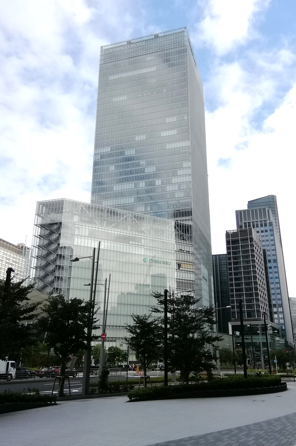 グラントウキョウノースタワーは・・・ Looking up at high-rise building
　ー　高層ビルを見上げる　ー　③
　　～　グラントウキョウノースタワー　～