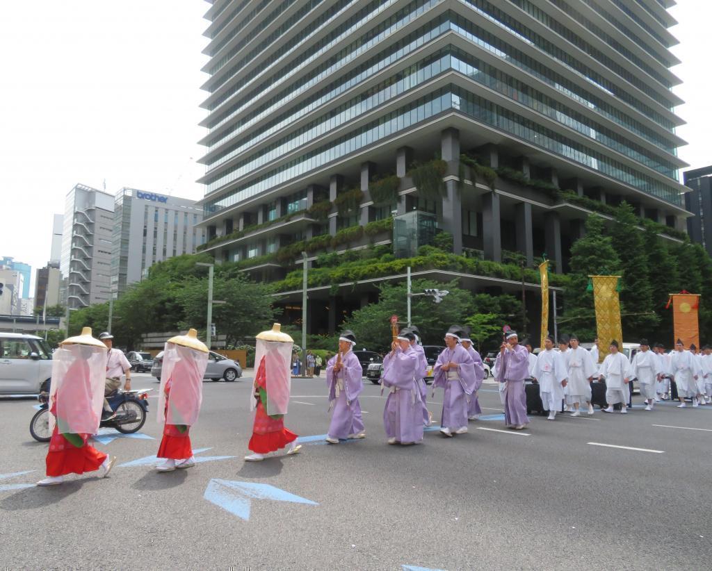 東京スクエアガーデンの交差点で 令和六年山王祭　神幸祭　天下祭りの一大イベント