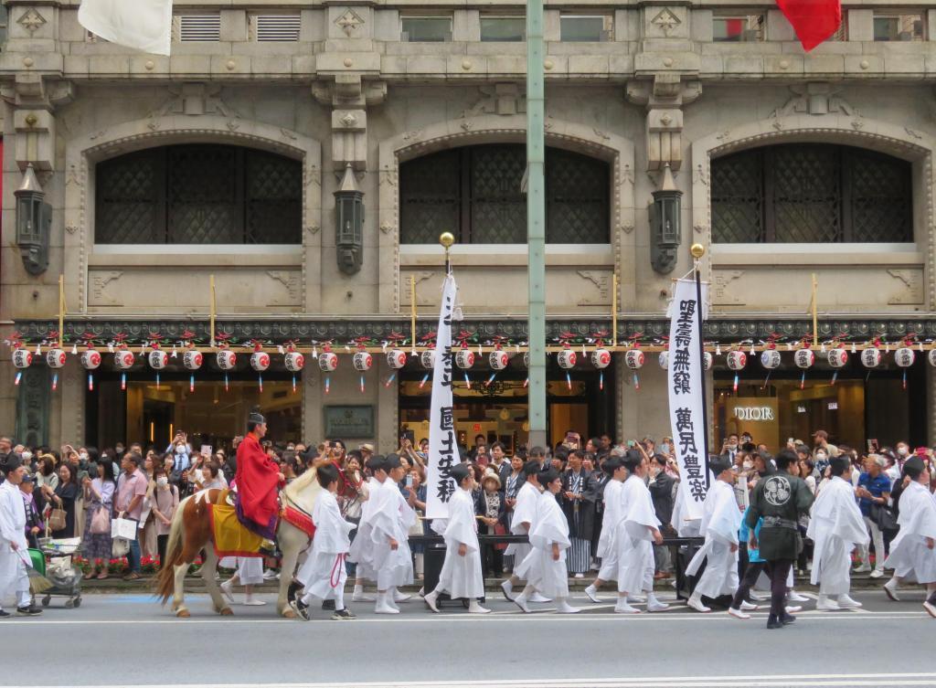 重要文化財の高島屋の前を往く梯団 令和六年山王祭　神幸祭　天下祭りの一大イベント