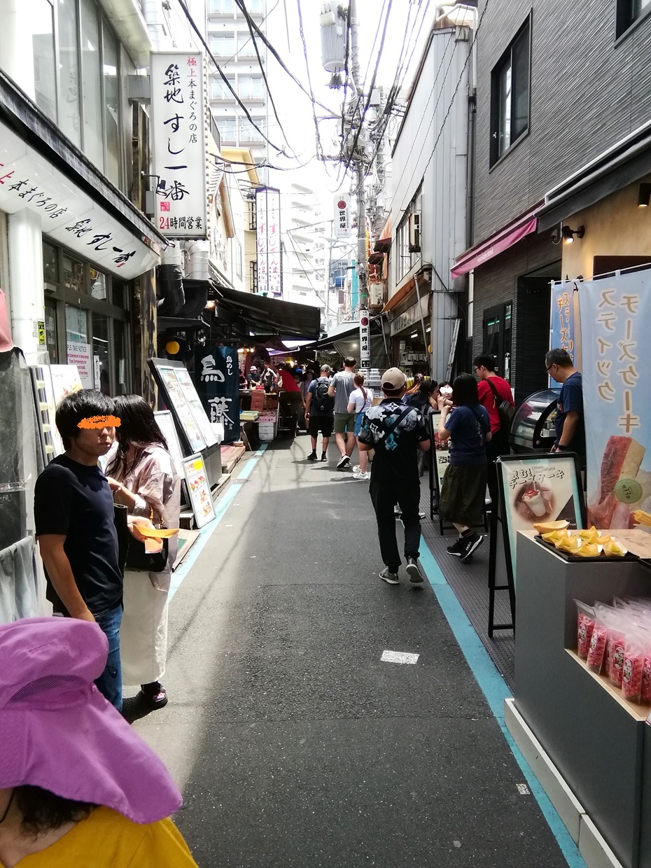 築地横丁・もんぜき通り側（北西側） 築地場外市場
　ちょっと内側ですが、
　一周してみましょう！　前編
　　～　築地場外市場　～