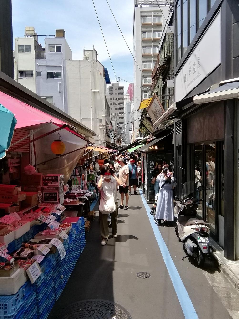 築地横丁・波除通り側（南東側） 築地場外市場
　ちょっと内側ですが、
　一周してみましょう！　後編
　　～　築地場外市場　～