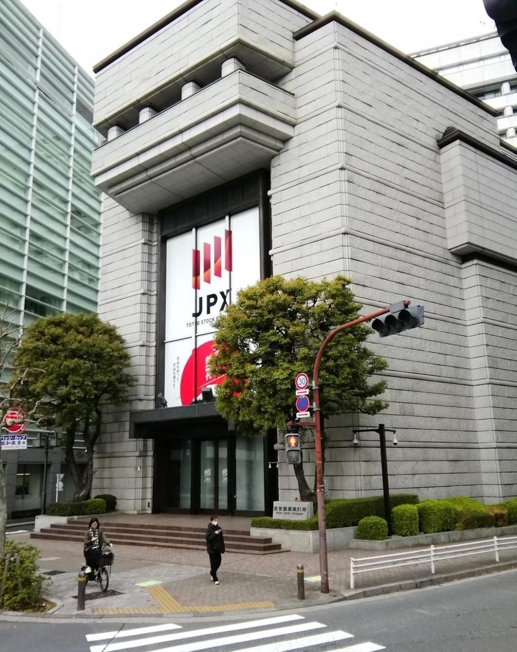 鎧橋付近の名所
東京証券取引所 映画「祈りの幕が下りる時」
　キーとなる１２の橋、ご紹介します　⑨
　　ー　９月　鎧橋　ー