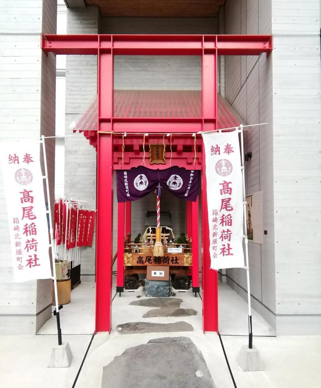 湊橋周辺の名所ご紹介　①
高尾稲荷神社 映画「祈りの幕が下りる時」
　キーとなる１２の橋、ご紹介します　⑪
　　ー　１１月　湊橋　ー