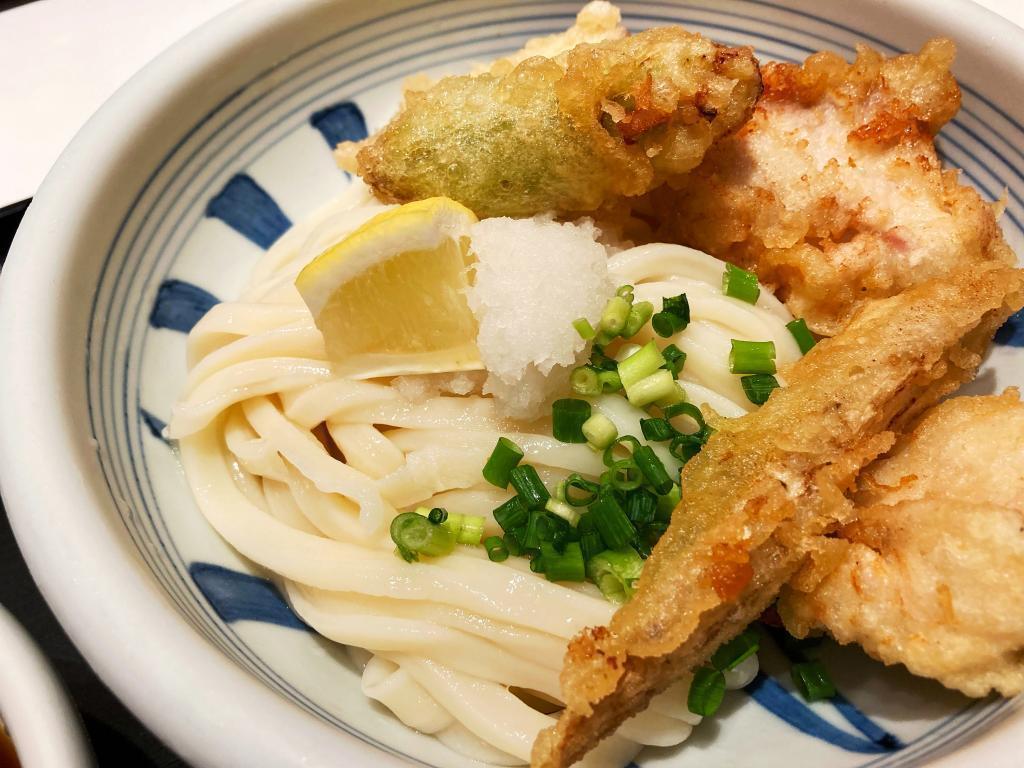 谷や名物「かしわ天うどん」 【人形町】 江戸っ子も夢中にさせる讃岐の国の伝統うどん「谷や」