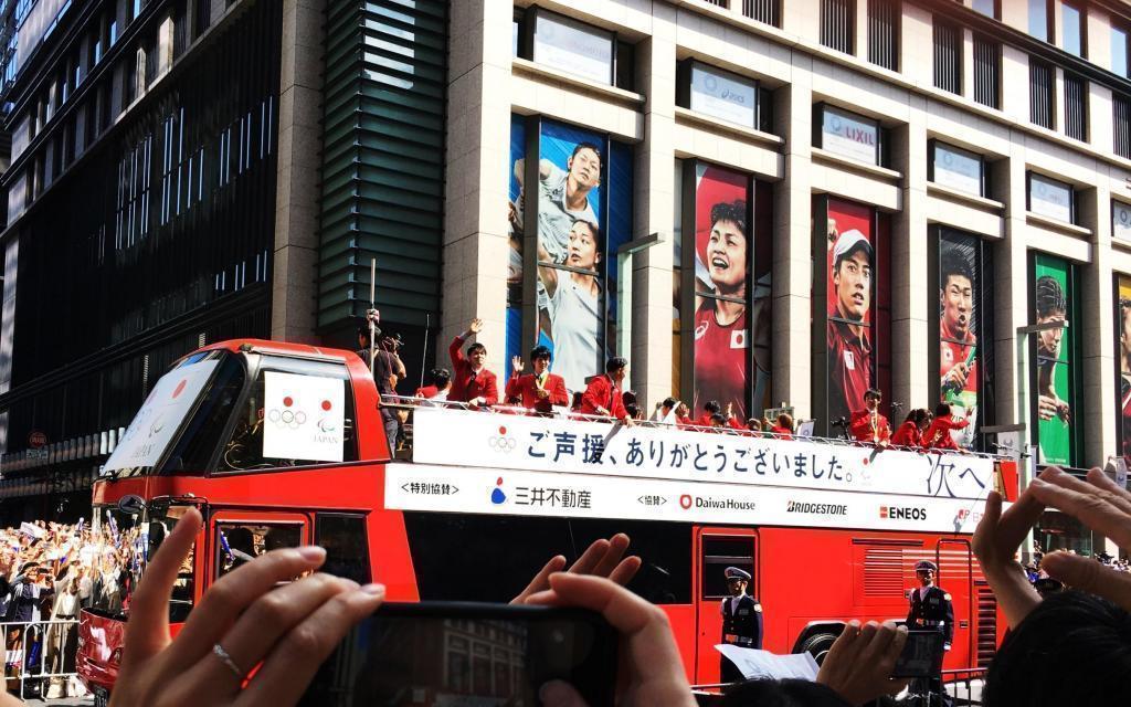  オリンピック選手の巨大写真が室町に登場！