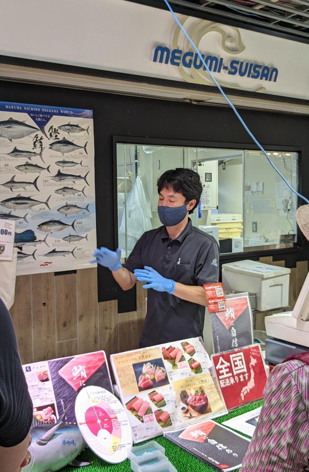 恵水産 ＭＥＧＵＭＩ－ＳＵＩＳＡＮ　「築地魚河岸店」
天然まぐろ専門店として美味しいまぐろ寿司が買える！ 桜やよいお薦めウオーキング②築地市場
～波除稲荷神社～築地場外市場～築地本願寺～海幸橋棟で買い物をしてランチ！