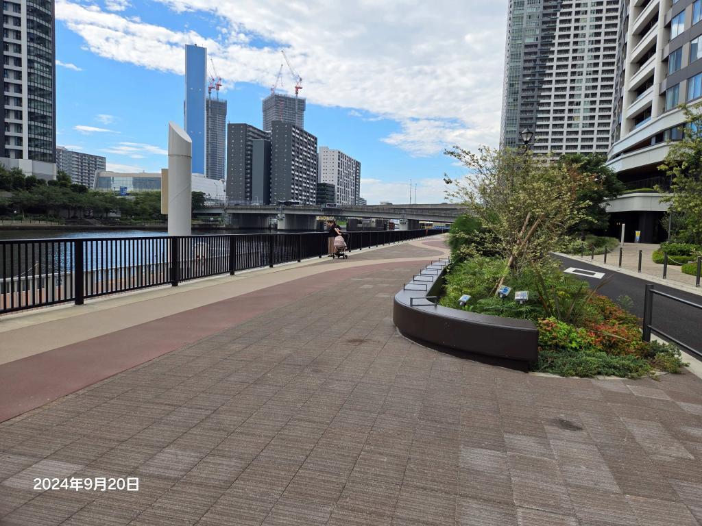  朝潮運河親水公園と GRAND MARINA TOKYOの噴水広場