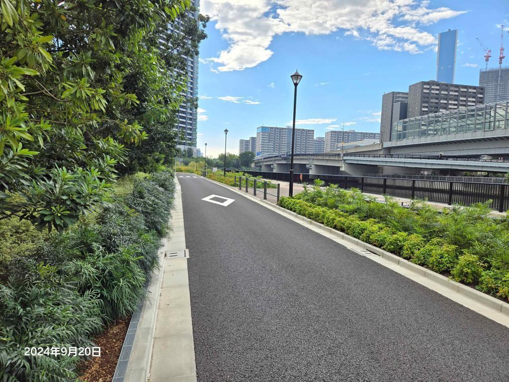  朝潮運河親水公園と GRAND MARINA TOKYOの噴水広場