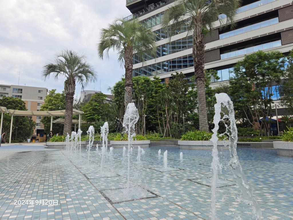  朝潮運河親水公園と GRAND MARINA TOKYOの噴水広場