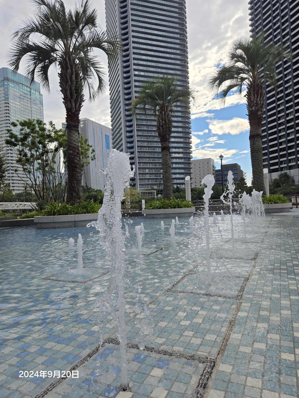  朝潮運河親水公園と GRAND MARINA TOKYOの噴水広場