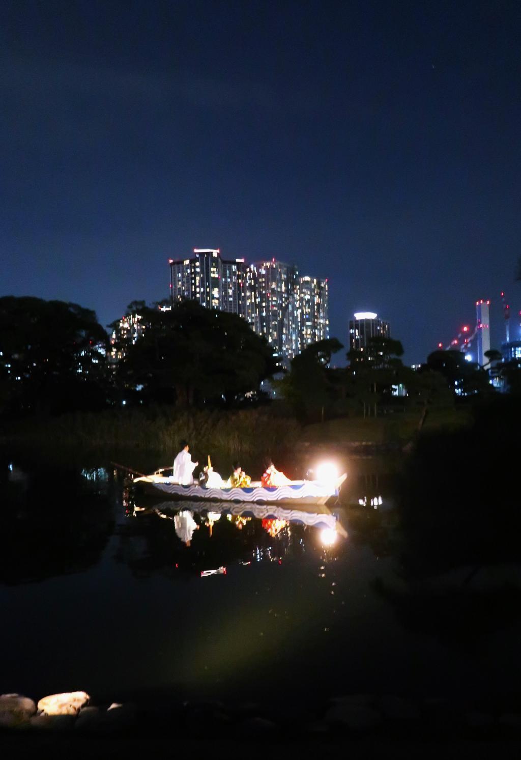  浜離宮恩賜庭園でお月見散歩
The Moon at Shogun's Ｇarden Hamarikyu on a Fantastic Night 