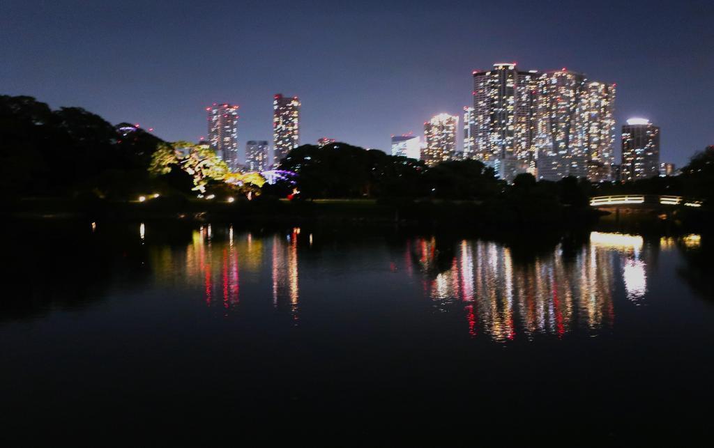  浜離宮恩賜庭園でお月見散歩
The Moon at Shogun's Ｇarden Hamarikyu on a Fantastic Night 