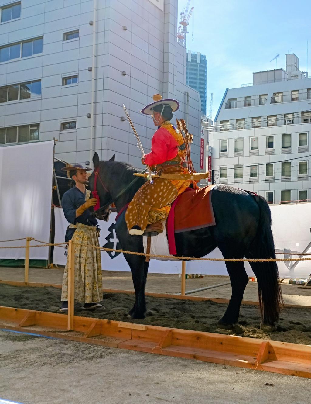 鎌倉時代からの狩装束ー鹿の毛皮を袴の上に履き、
袴が汚れないようにしている。 OH！江戸東京まつり『中央区で流鏑馬が見られるなんて⁉』
幸運な初体験でした！堀留児童公園於