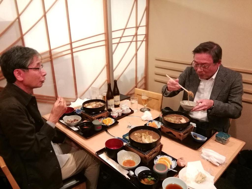  今回の会食は「すき焼き」
　黒毛和牛に舌鼓
　　～　ふぐ・しゃぶしゃぶ・日本料理　よつ谷　～