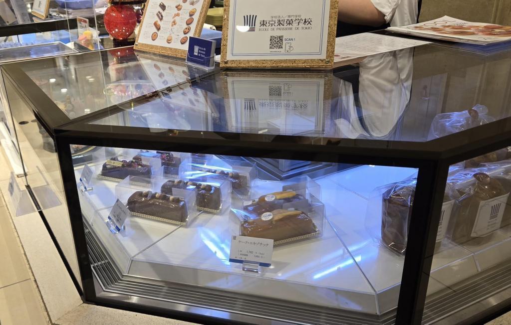  日本橋三越で「東京製菓学校」の生徒さんが洋菓子を販売していらっしゃいました。