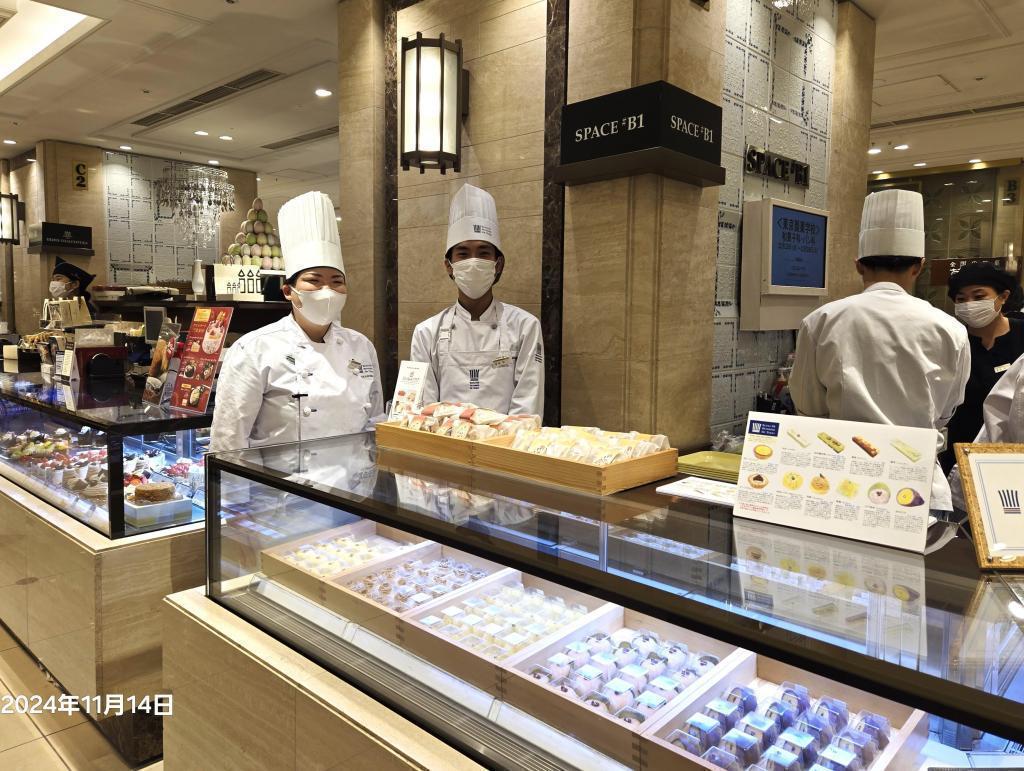  日本橋三越で「東京製菓学校」の生徒さんが和菓子を販売されていらっしゃいました。