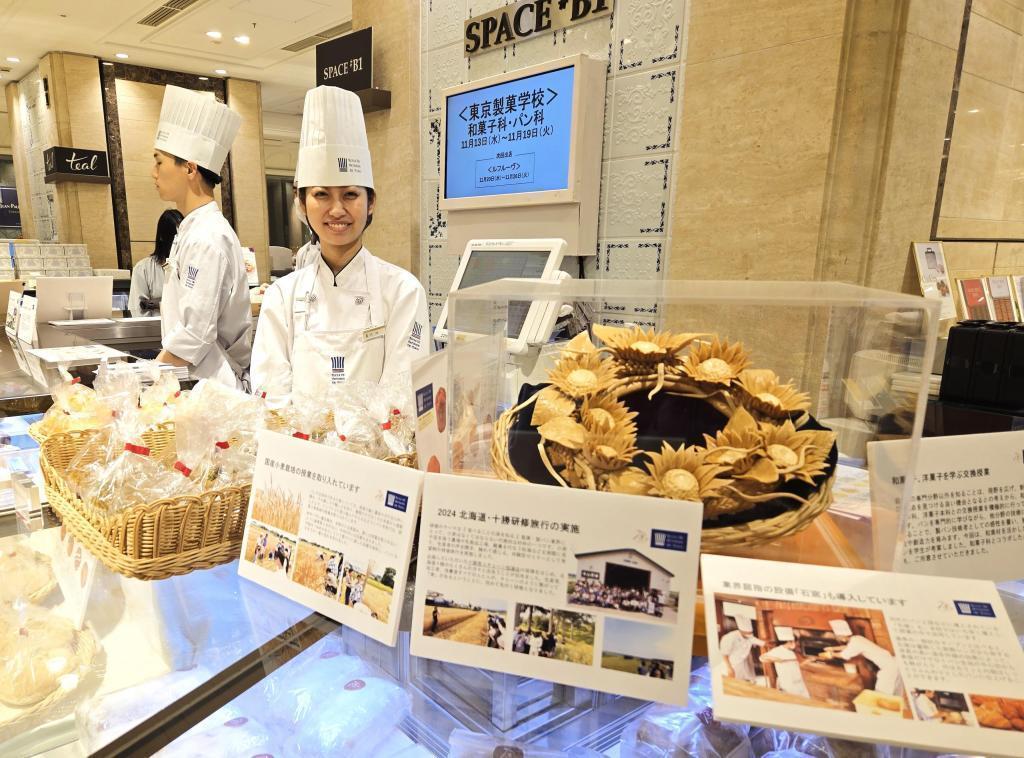  日本橋三越で「東京製菓学校」の生徒さんが和菓子を販売されていらっしゃいました。