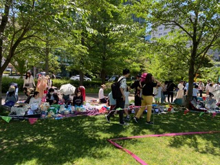 　　　　　　　　　　★フリーマーケット 5月11日（日）10:00～15:00 
黎明橋公園で芝フェス！2025 開催
★ヨガ　★ハンドネオン生演奏　★フリーマーケット
★読み聞かせ　★おうちコンポスト　★雑草取りチャレンジ
たのしいイベントを芝生の上で満喫しましょう！

