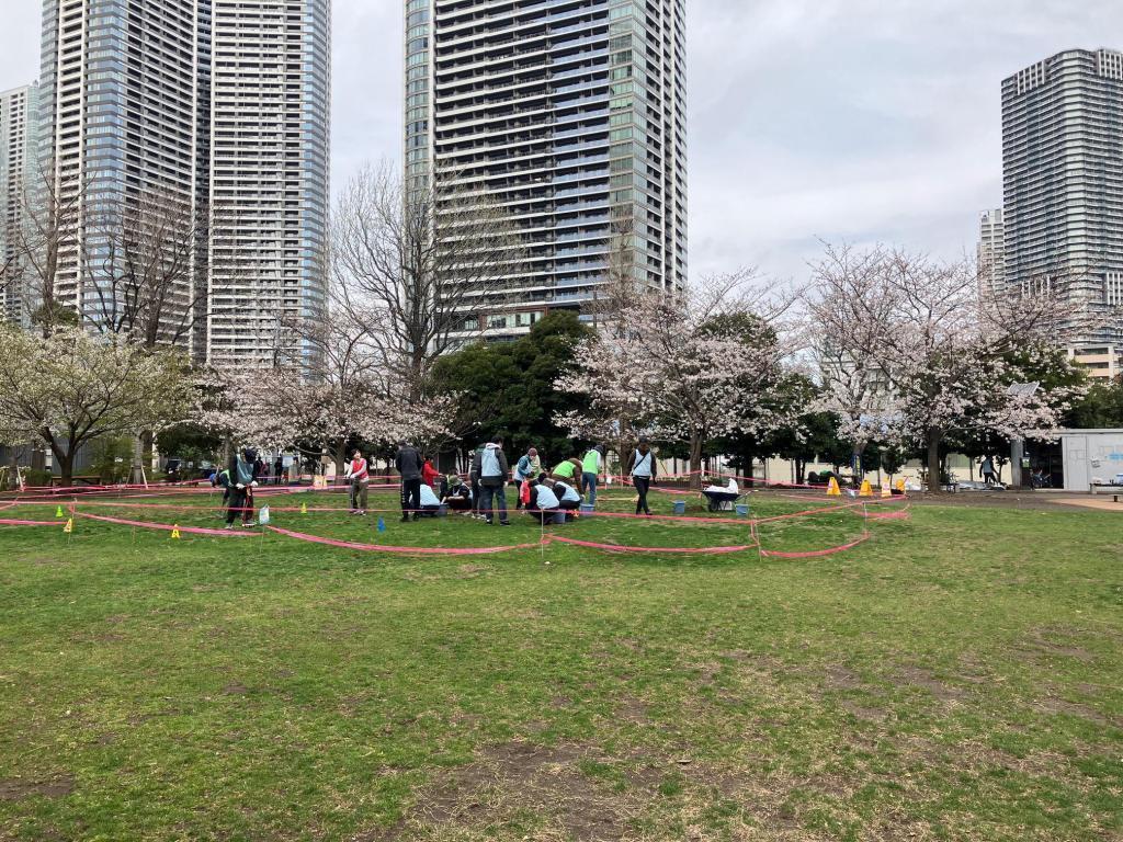 開催場所は黎明橋公園 5月11日（日）10:00～15:00 
黎明橋公園で芝フェス！2025 開催
★ヨガ　★ハンドネオン生演奏　★フリーマーケット
★読み聞かせ　★おうちコンポスト　★雑草取りチャレンジ
たのしいイベントを芝生の上で満喫しましょう！

