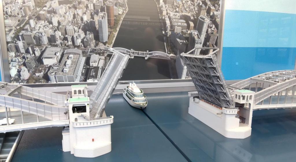  塔屋の東側窓より可動桁を見ゆ！