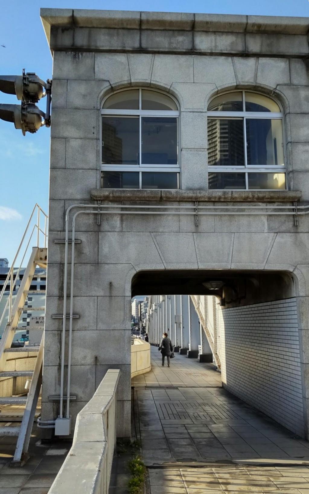  塔屋の東側窓より可動桁を見ゆ！