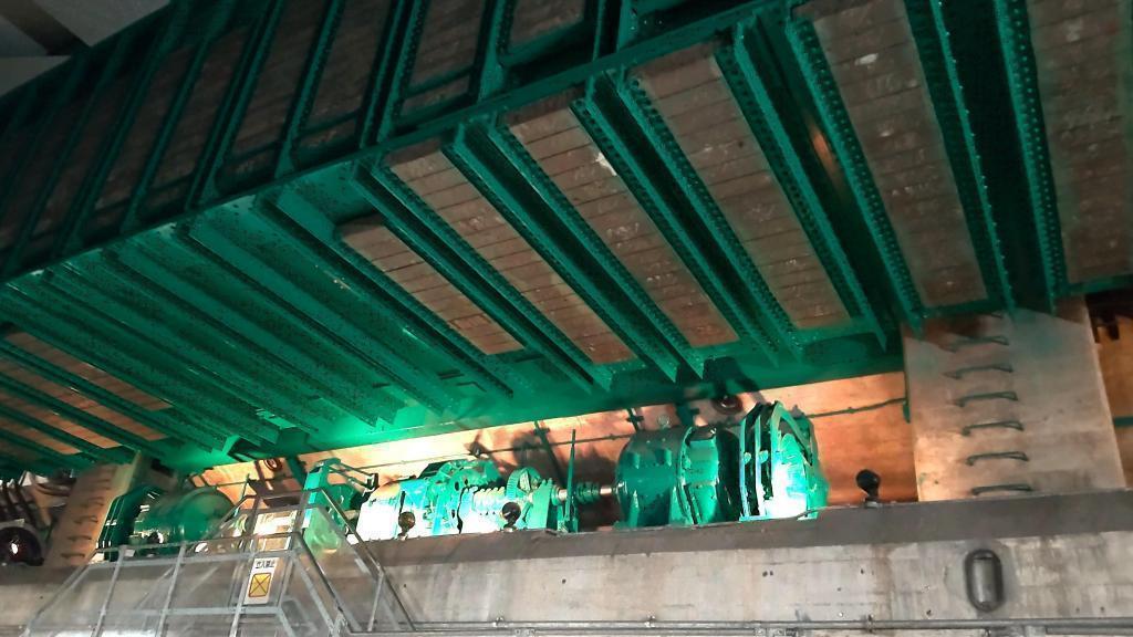  塔屋の東側窓より可動桁を見ゆ！