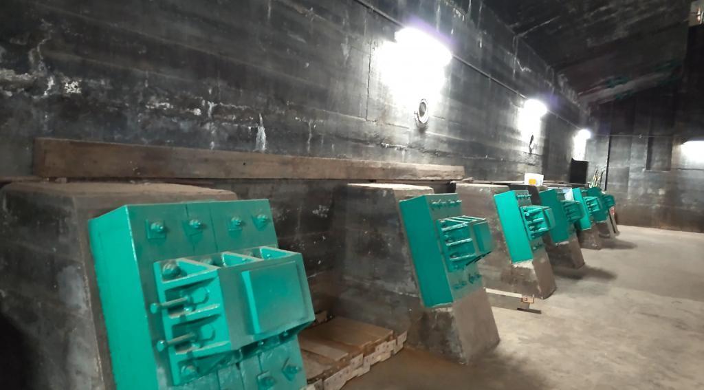  塔屋の東側窓より可動桁を見ゆ！