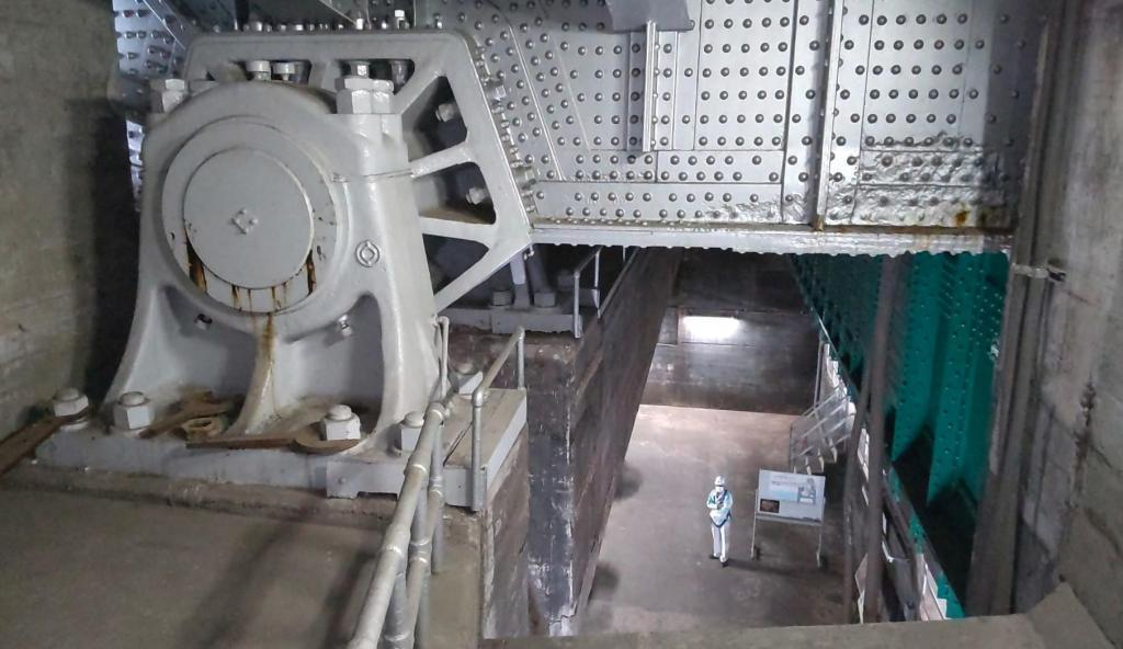  塔屋の東側窓より可動桁を見ゆ！