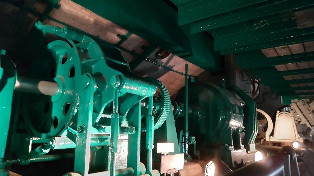  塔屋の東側窓より可動桁を見ゆ！