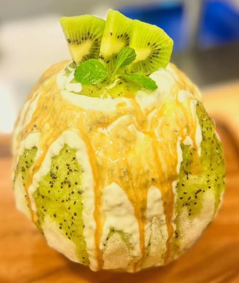 キウイ＋チーズ＋キャラメル！
「キウイかき氷」 月島に「大きい・美味い・美映しい」かき氷カフェ登場！