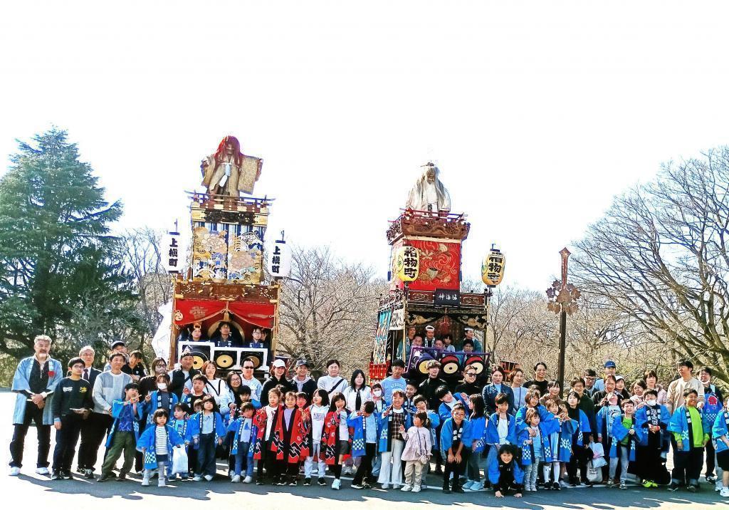山車人形と中央区立城東小学校児童と佐倉市立小学校児童との記念写真 2026/3/21徳川宗家４１１年振りの佐倉御成り、『天下祭り』
江戸時代の檜物町(八重洲1丁目町会)山王祭の山車人形を
城東小学校児童が佐倉の小学校児童と力を合わせて曳く！

