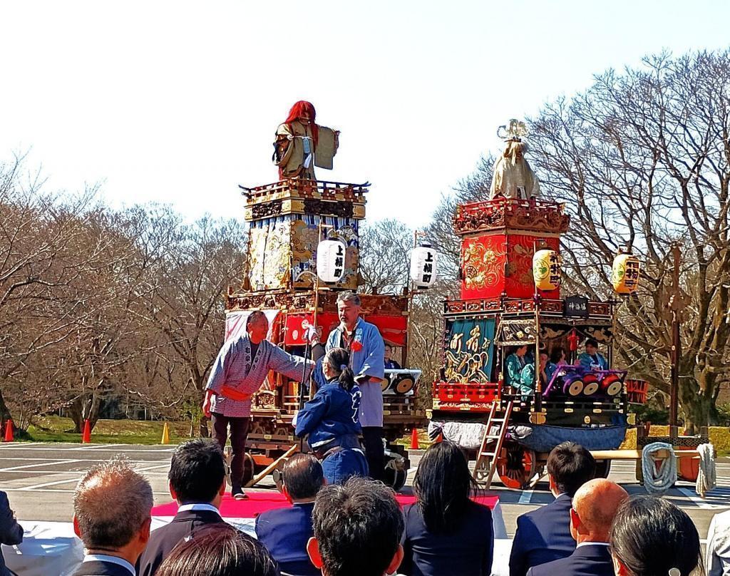 『石橋』(左)檜物町(八重洲1丁目)　『玉ノ井龍神』(右)上槇町(八重洲1丁目) 2026/3/21徳川宗家４１１年振りの佐倉御成り、『天下祭り』
江戸時代の檜物町(八重洲1丁目町会)山王祭の山車人形を
城東小学校児童が佐倉の小学校児童と力を合わせて曳く！

