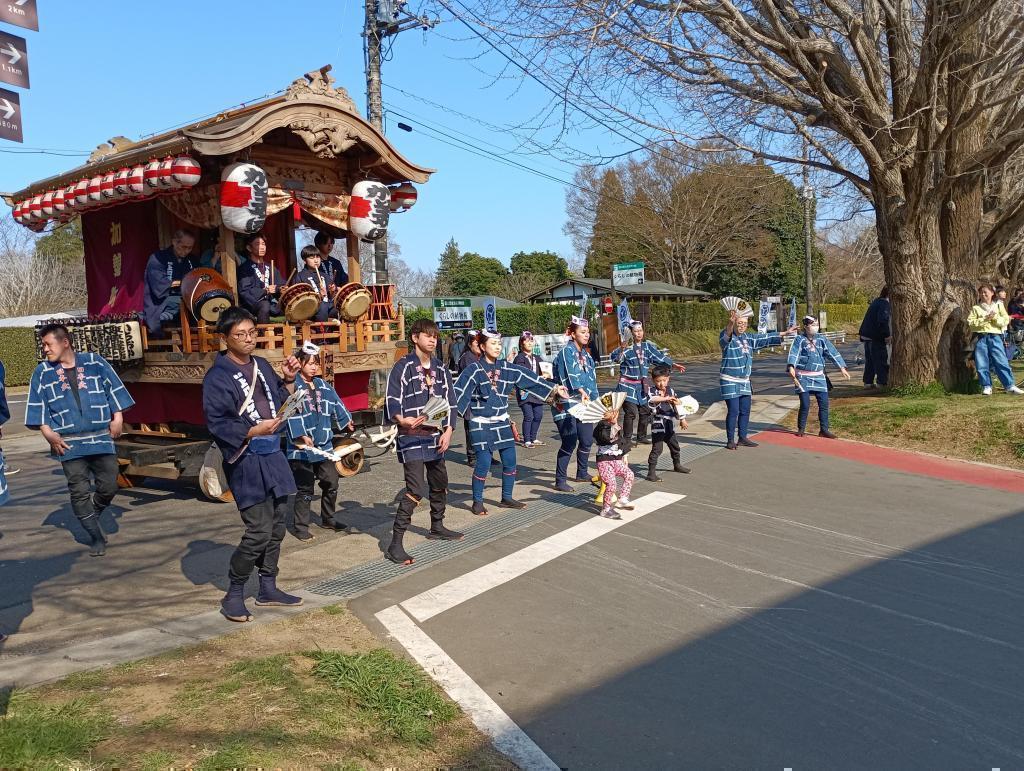 2026・10/9・10・11『佐倉秋祭り』が「麻賀多神社」「愛宕神社」
「神名神社」「八幡神社」4社合同の佐倉最大級の祭礼 2026/3/21徳川宗家４１１年振りの佐倉御成り、『天下祭り』
江戸時代の檜物町(八重洲1丁目町会)山王祭の山車人形を
城東小学校児童が佐倉の小学校児童と力を合わせて曳く！

