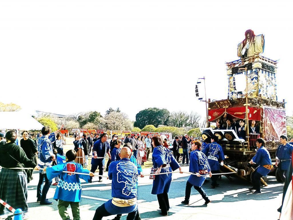 　　　　　城東小学校児童と佐倉市立児童と合同で山車人形を曳く！ 2026/3/21徳川宗家４１１年振りの佐倉御成り、『天下祭り』
江戸時代の檜物町(八重洲1丁目町会)山王祭の山車人形を
城東小学校児童が佐倉の小学校児童と力を合わせて曳く！

