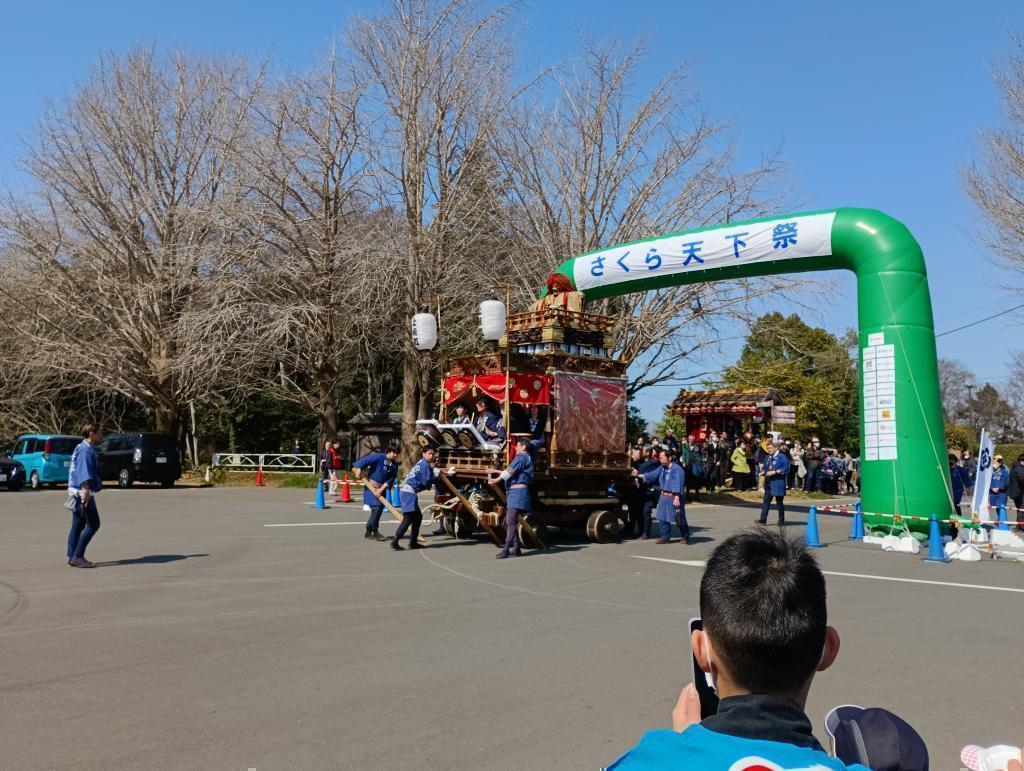  2026/3/21徳川宗家４１１年振りの佐倉御成り、『天下祭り』
江戸時代の檜物町(八重洲1丁目町会)山王祭の山車人形を
城東小学校児童が佐倉の小学校児童と力を合わせて曳く！

