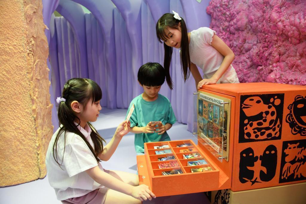 ＜各フロア共通コンテンツ＞　 ～この夏「博士ちゃん」が「東京ミッドタウン八重洲」にやってくる～
【7月26日（土）～8月24日（日）、「君も博士になれる展 empowered by 博士ちゃん」開催】